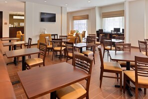 朝食 (ビュッフェ)、毎日提供 (無料)