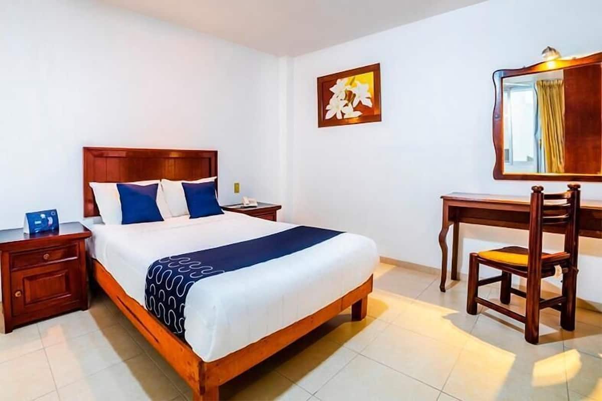 Escritorio, tabla de planchar con plancha, wifi gratis y ropa de cama