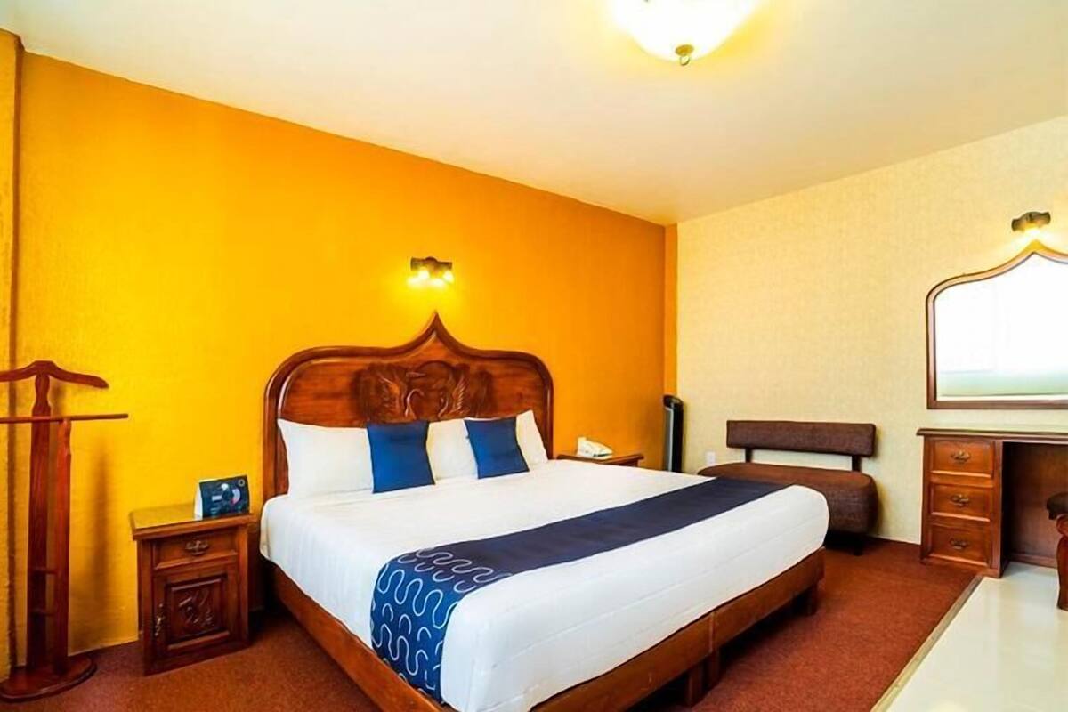 Escritorio, tabla de planchar con plancha, wifi gratis y ropa de cama