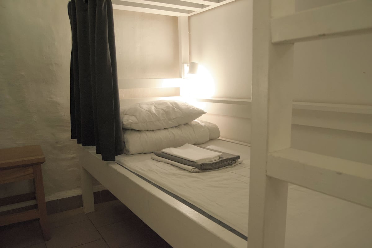 Soundproofing, free WiFi, bed sheets