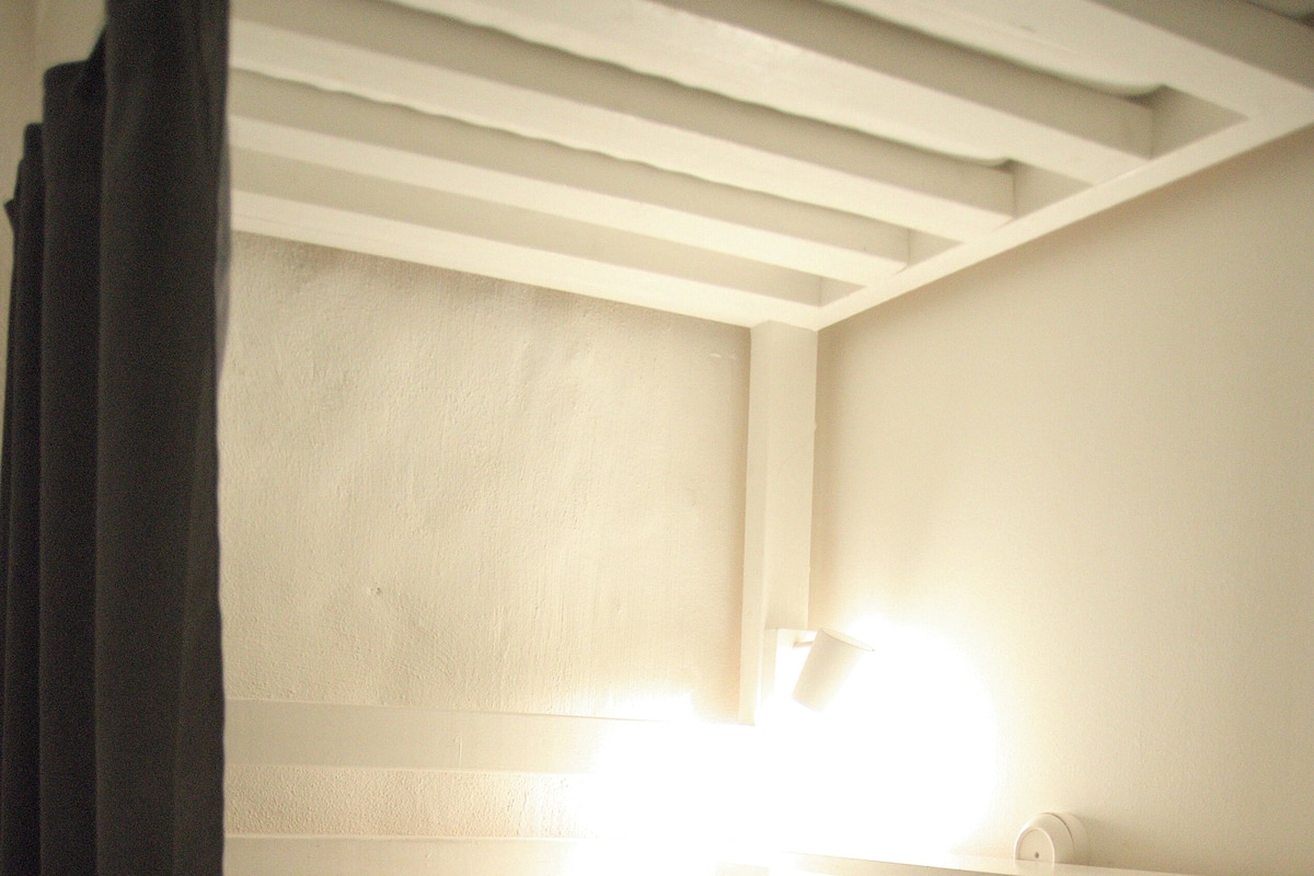 Soundproofing, free WiFi, bed sheets