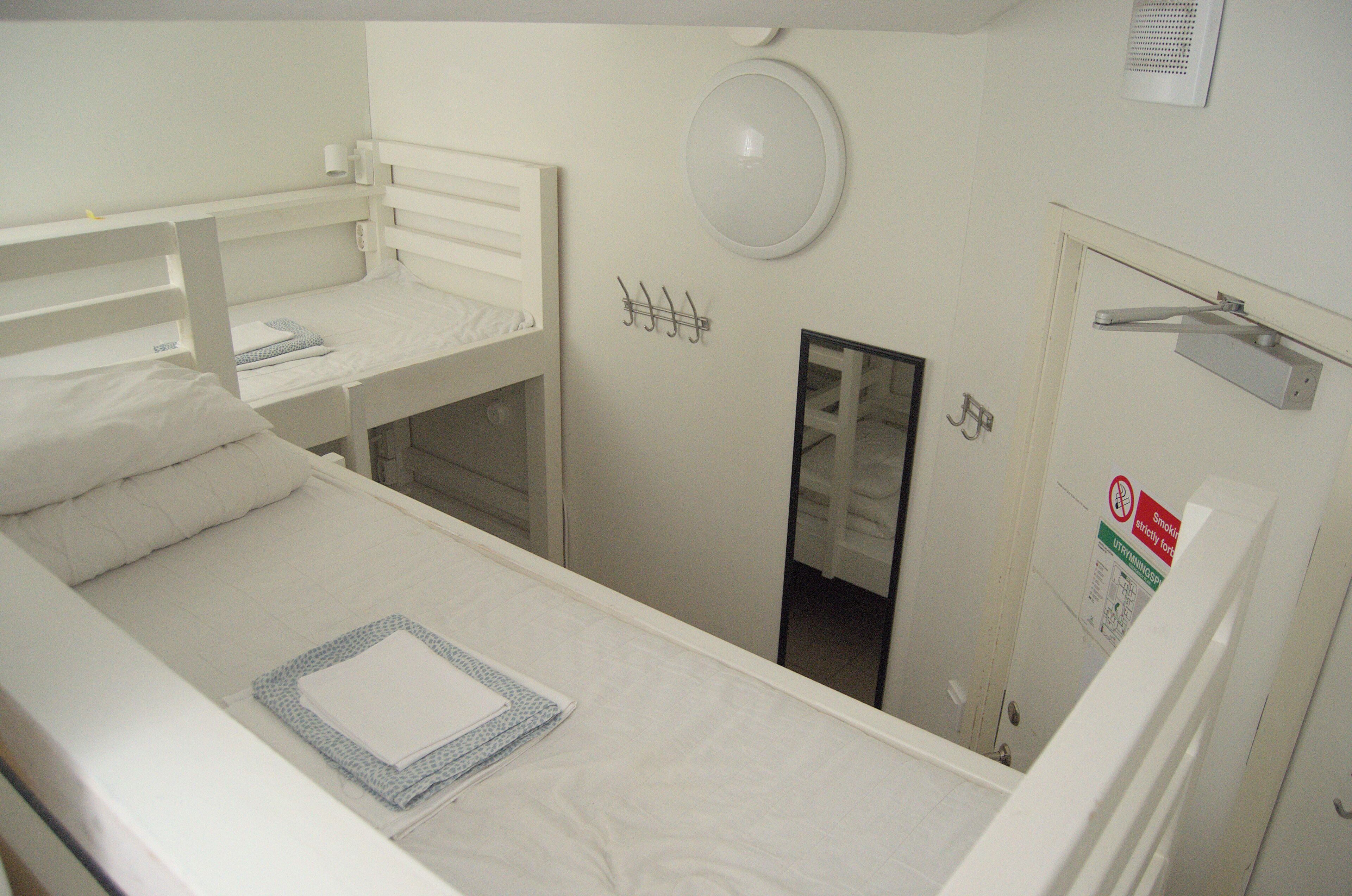 Familien-Vierbettzimmer, Gemeinschaftsbad (small room, 4 beds) | Schallisolierte Zimmer, kostenloses WLAN, Bettwäsche