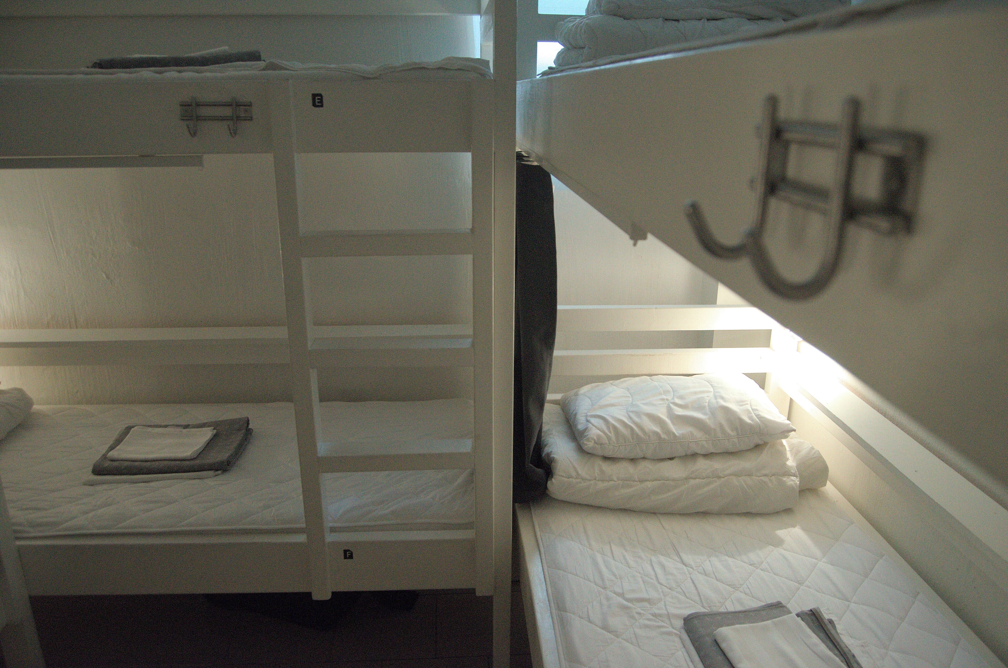 Gemeinsamer Basic-Schlafsaal, eigenes Bad (no windows, 10 beds) | Schallisolierte Zimmer, kostenloses WLAN, Bettwäsche