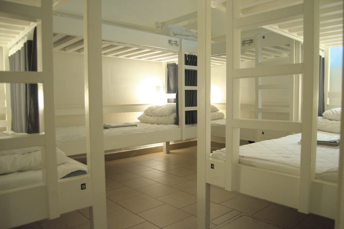 Soundproofing, free WiFi, bed sheets