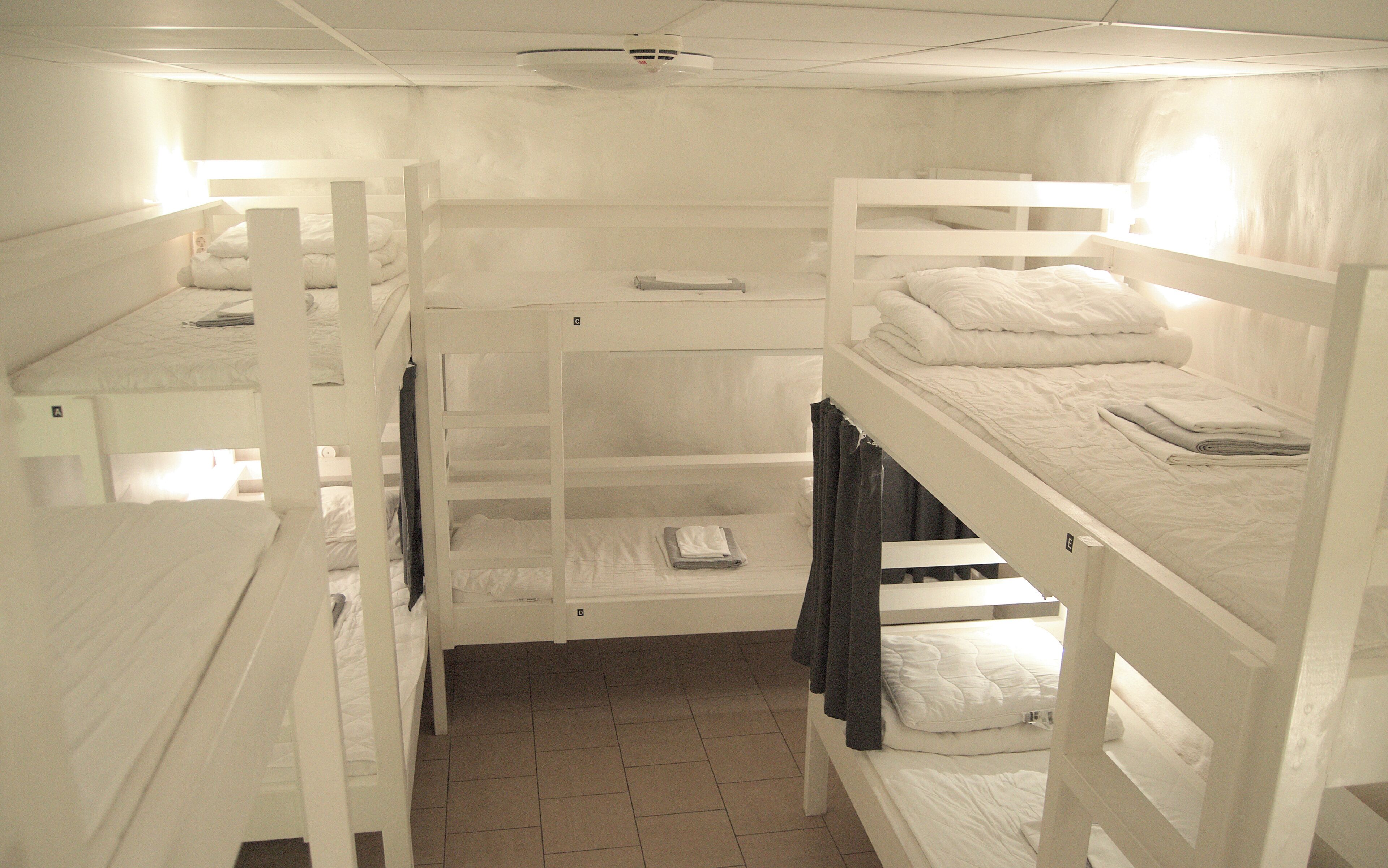 Basic shared 10-bed dormitory, women only, private bathroom, no windows | Schallisolierte Zimmer, kostenloses WLAN, Bettwäsche