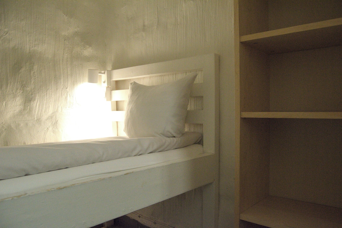 Soundproofing, free WiFi, bed sheets