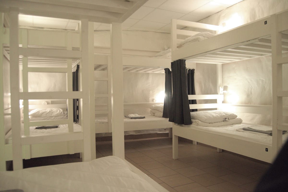 Soundproofing, free WiFi, bed sheets