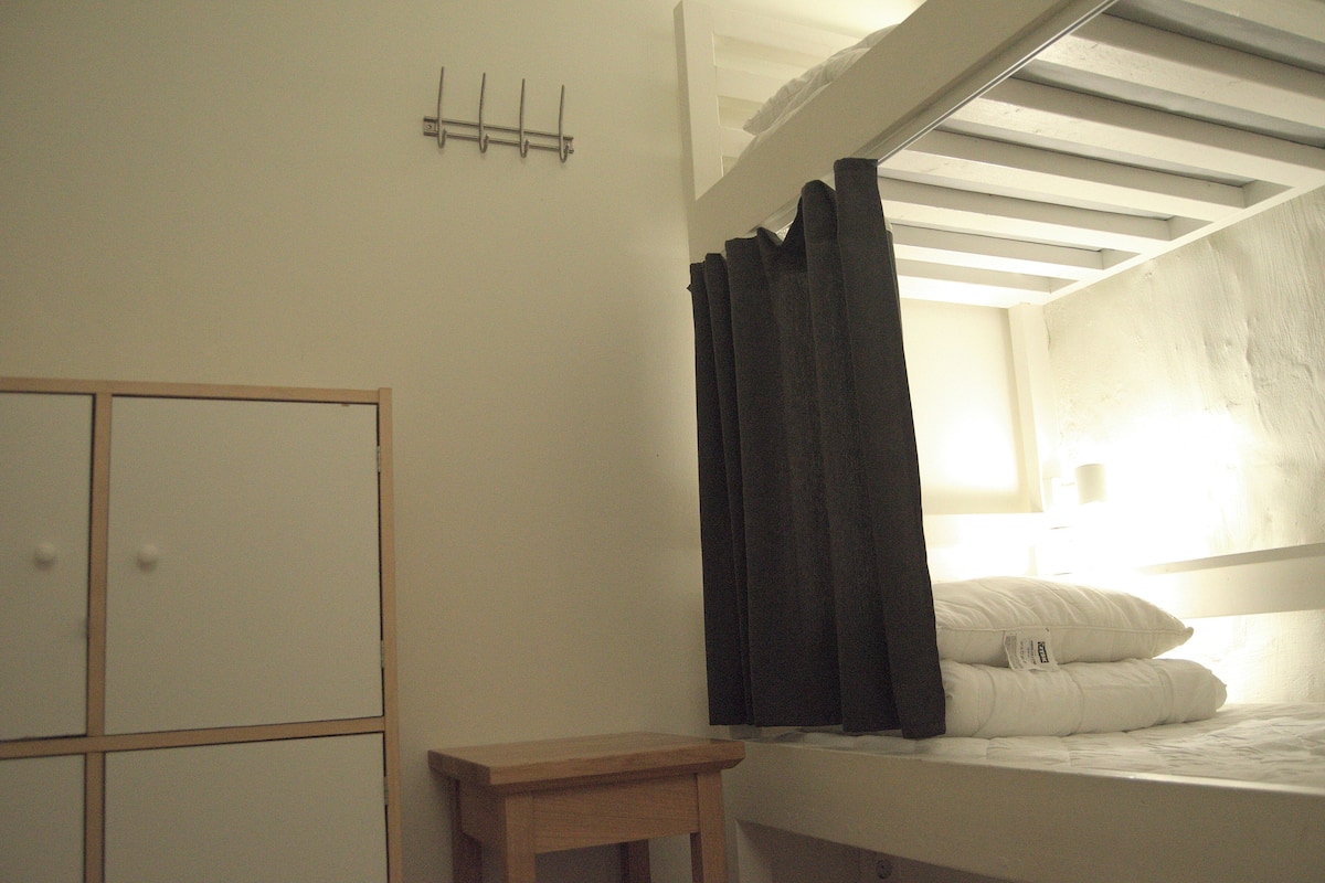 Soundproofing, free WiFi, bed sheets