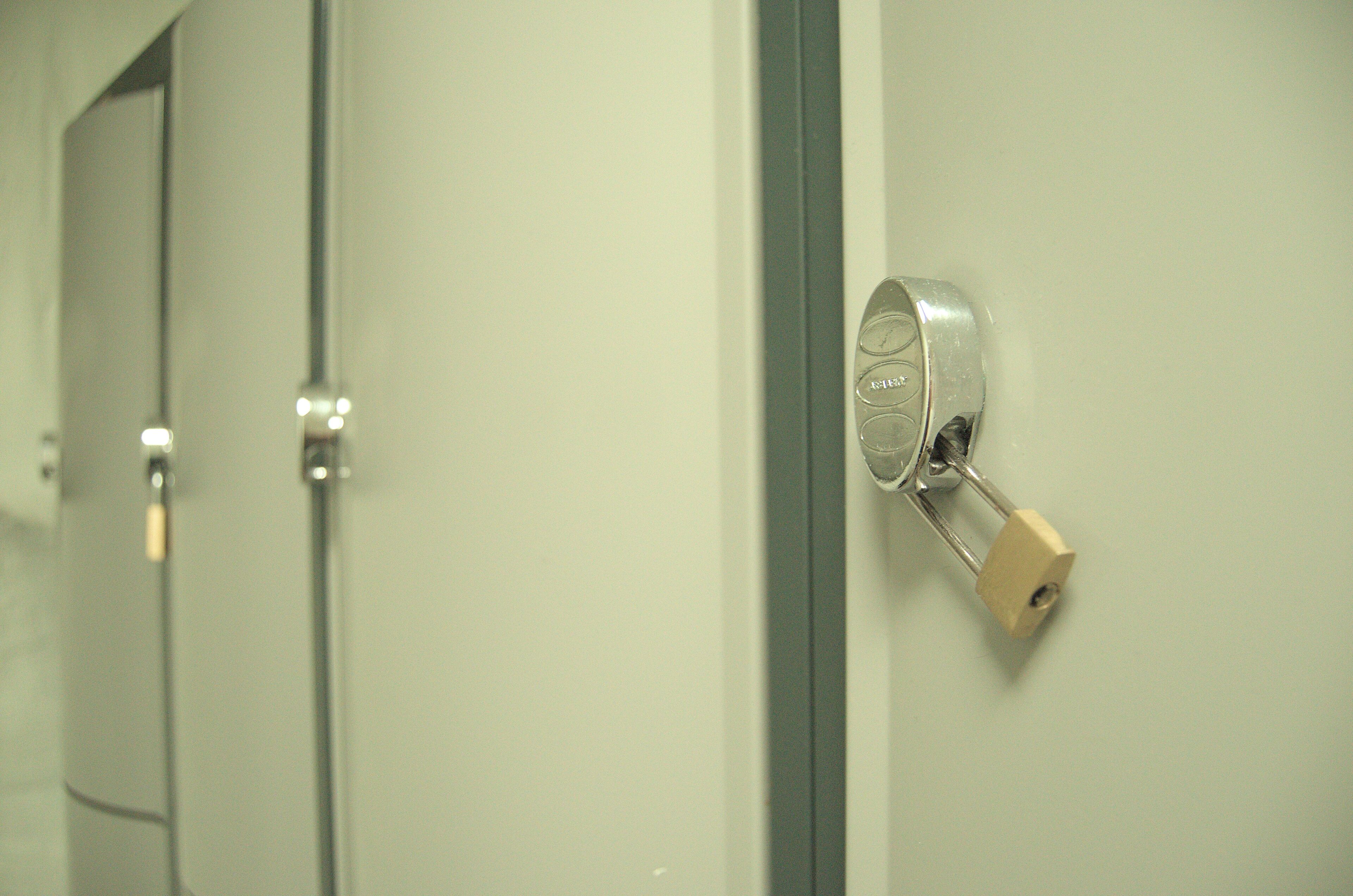 Una puerta con cerradura de combinación y cerradura para llave.