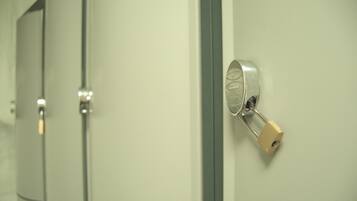 Una puerta con cerradura de combinación y cerradura para llave.