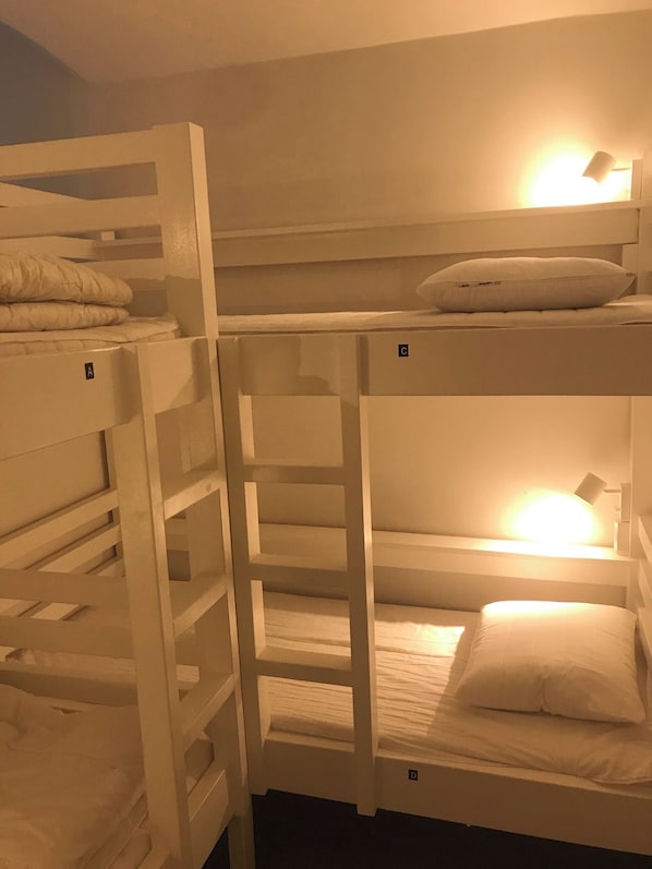 Familien-Vierbettzimmer, Gemeinschaftsbad (small room, 4 beds)