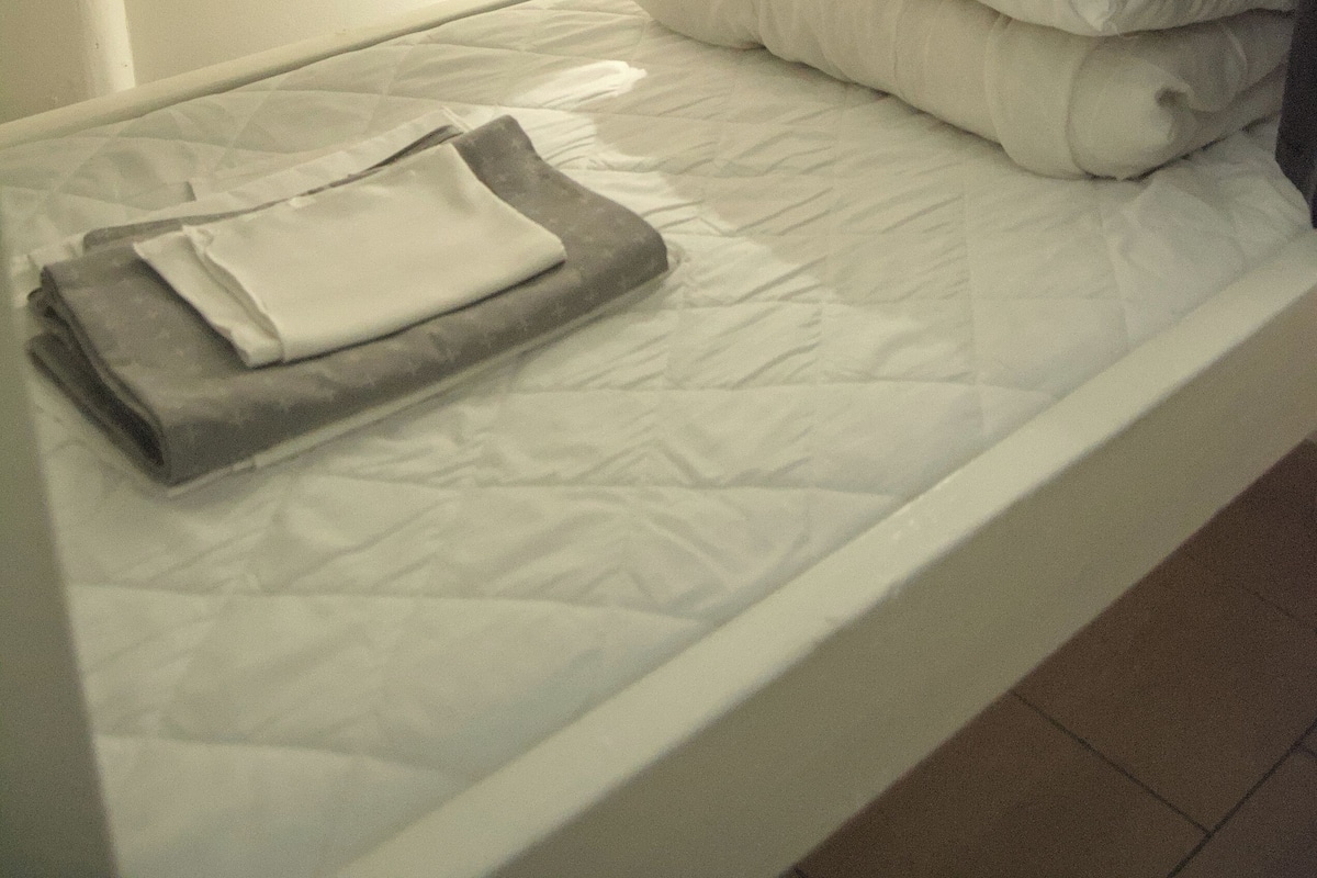 Soundproofing, free WiFi, bed sheets