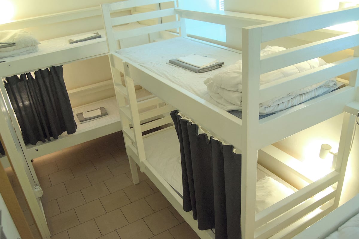 6-Bedroom for Men and Women with Shared Bathroom | Soundproofing, free WiFi, bed sheets