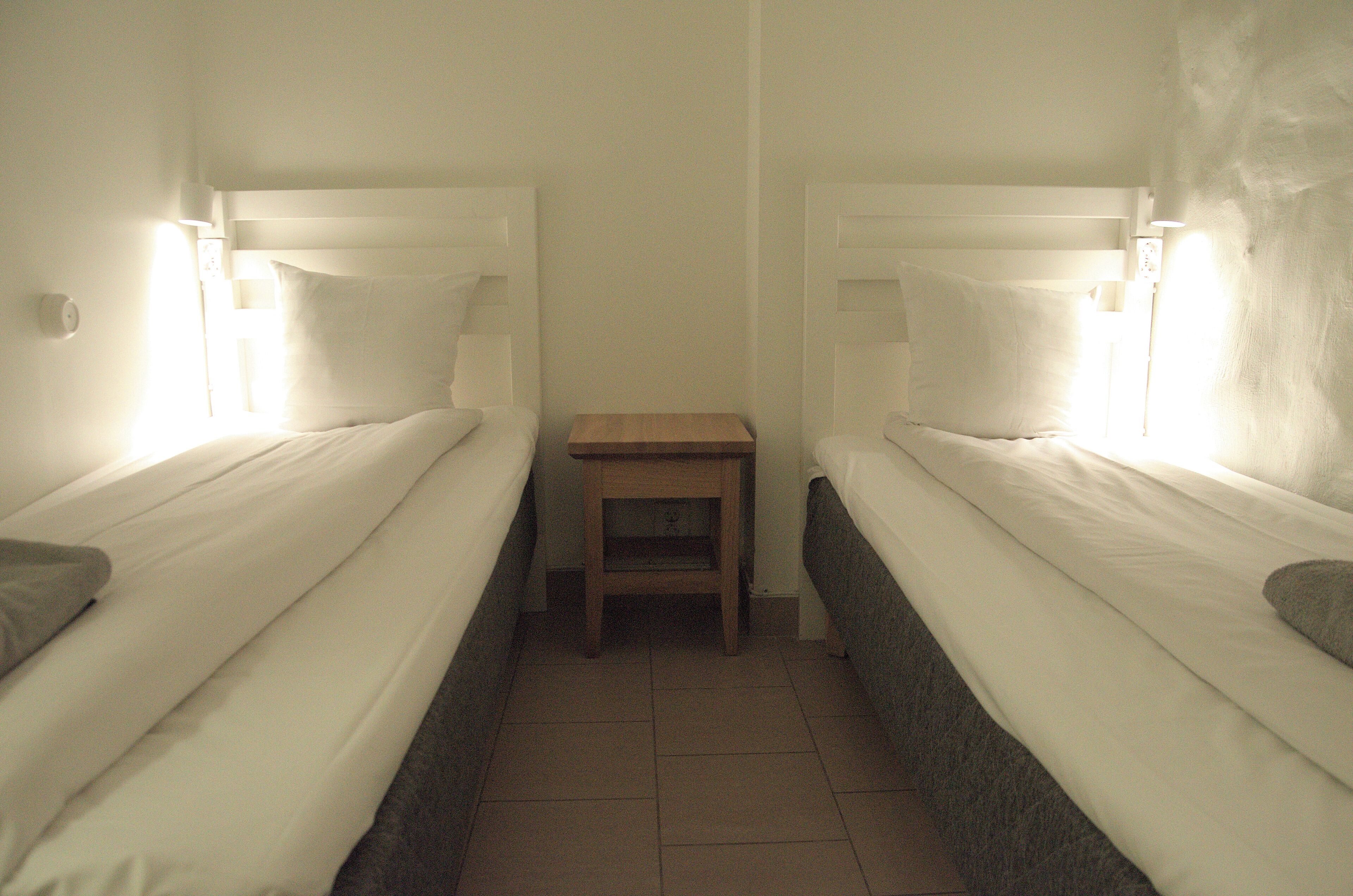 Basic-Zweibettzimmer, eigenes Bad (no windows) | Schallisolierte Zimmer, kostenloses WLAN, Bettwäsche