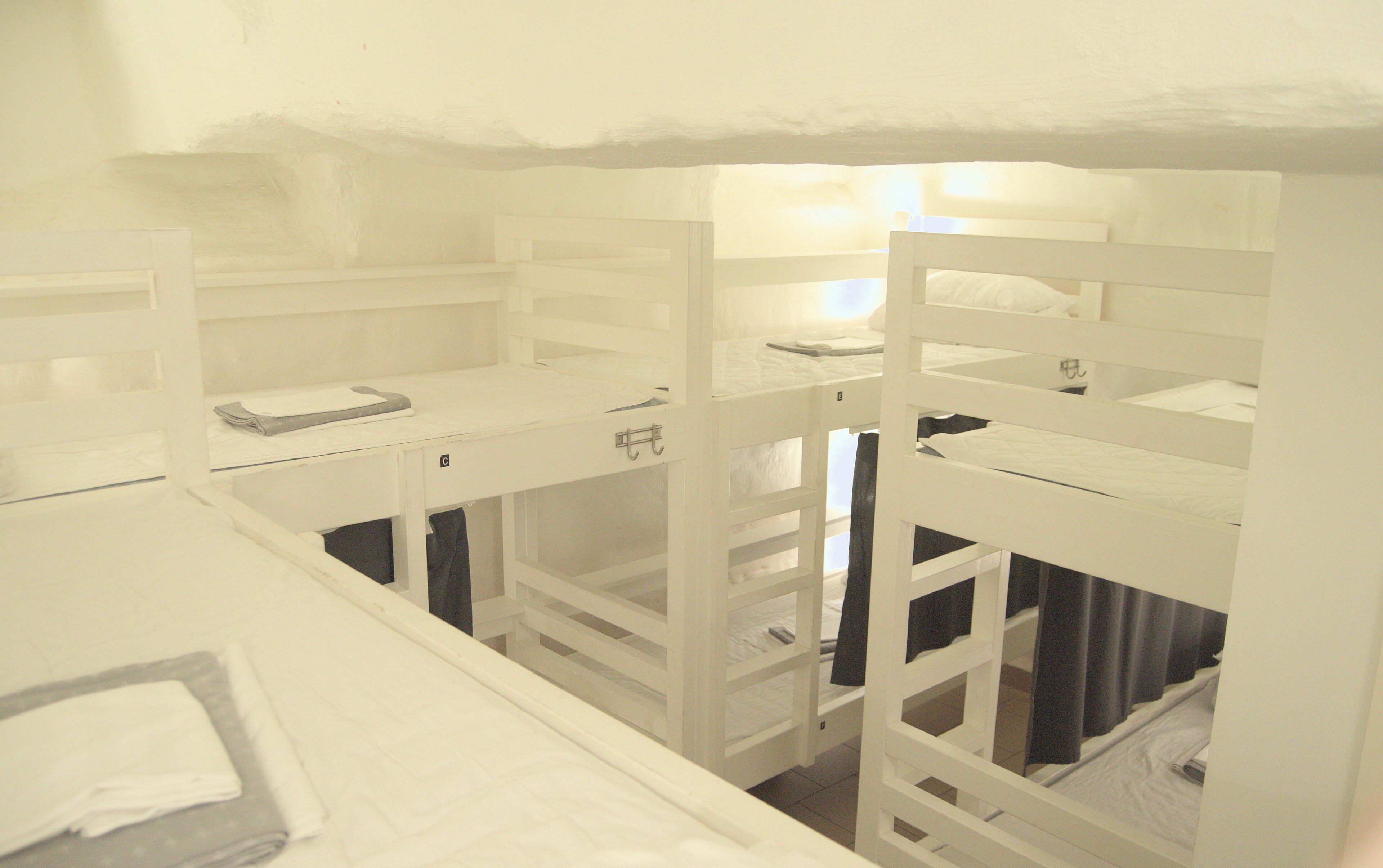 Gemeinsamer Basic-Schlafsaal, eigenes Bad (8 beds, mixed, no windows) | Schallisolierte Zimmer, kostenloses WLAN, Bettwäsche