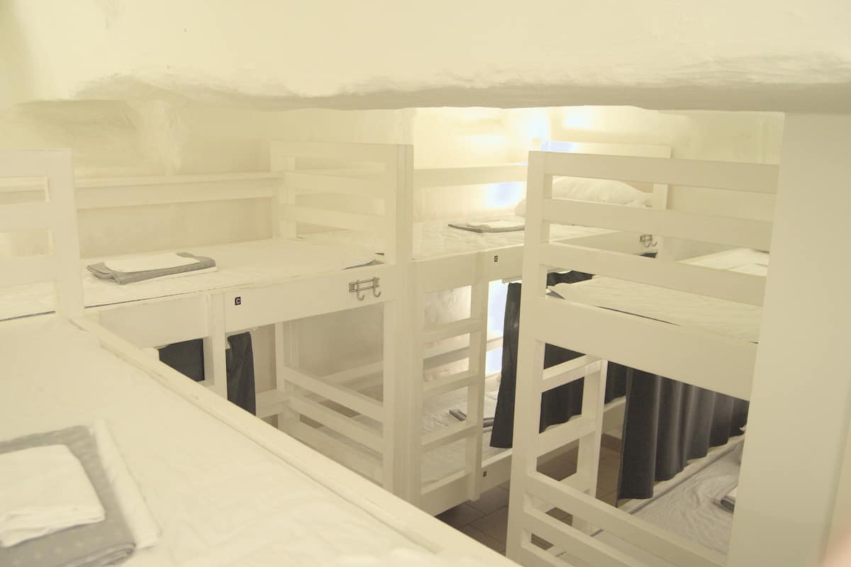 Perusyhteismajoitus, oma kylpyhuone (8 beds, mixed, no windows) | Äänieristys, ilmainen Wi-Fi, vuodevaatteet