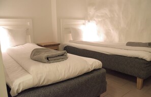 Basic Twin Room, Private Bathroom (no windows) | Soundproofing, free WiFi, bed sheets - Hostel Dalagatan (Stockholm)