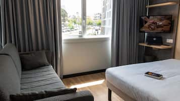 Zimmer, Mehrere Betten, barrierefrei, Nichtraucher | Schreibtisch, laptopgeeigneter Arbeitsplatz, Verdunkelungsvorhänge