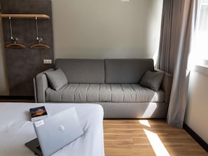 Escriptori, espai de treball apte per a portàtils i cortines opaques