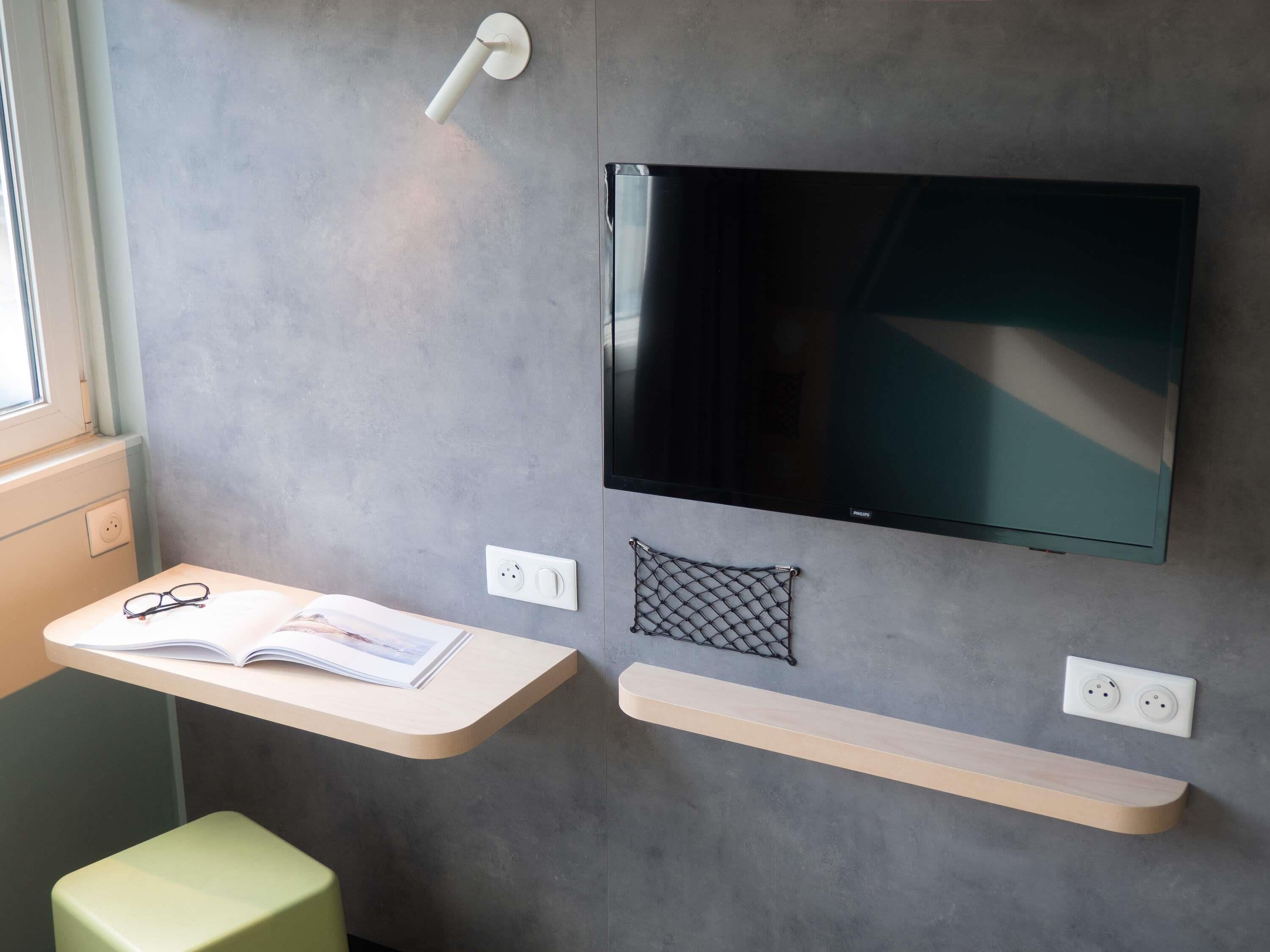 โต๊ะทำงาน, พื้นที่ทำงานแบบใช้แล็ปท็อป, ผ้าม่านกันแสง, ห้องเก็บเสียง