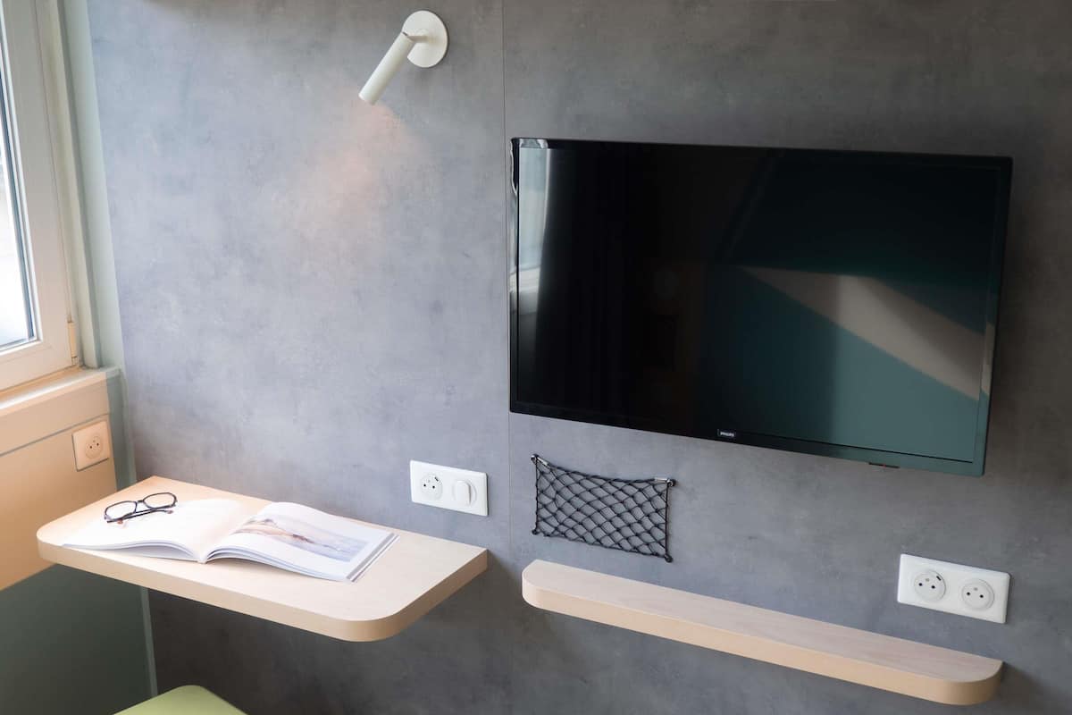 Bureau, espace de travail pour ordinateur portable, rideaux occultants