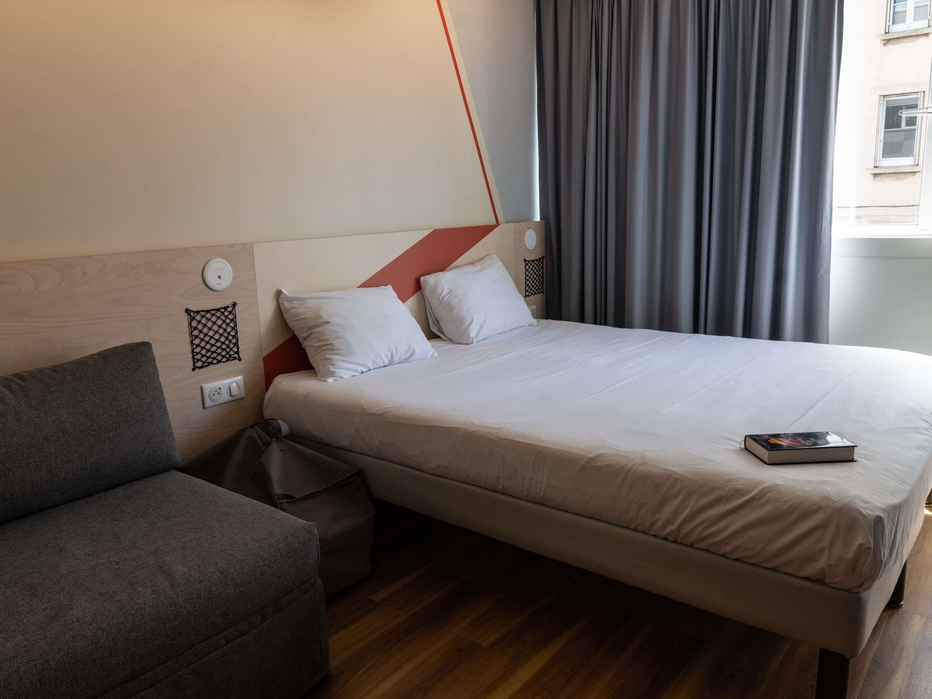 Habitación, 1 cama matrimonial y sofá cama, para no fumadores | Escritorio, espacio para trabajar con laptop y cortinas blackout 