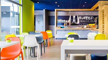 Petit déjeuner buffet (9.90 EUR par personne)