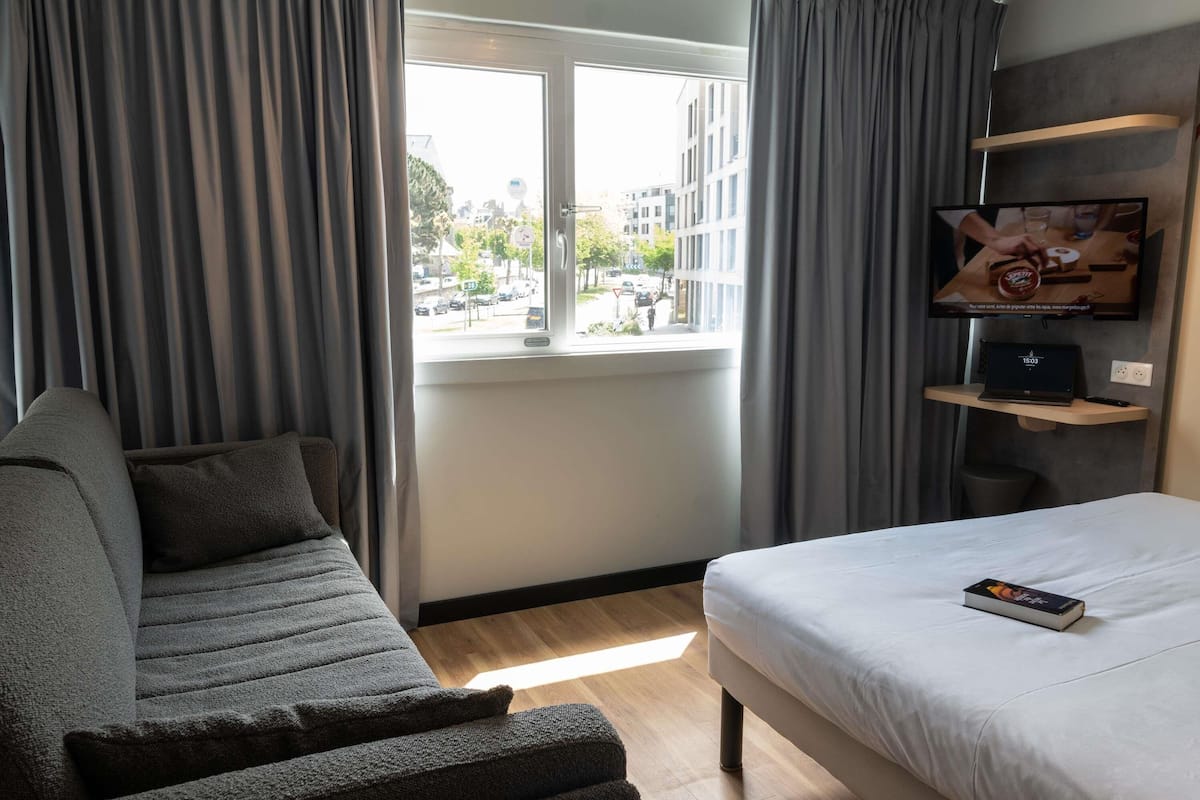 Habitación, varias camas, con acceso para personas discapacitadas, para no fumadores | Escritorio, espacio para trabajar con laptop y cortinas blackout