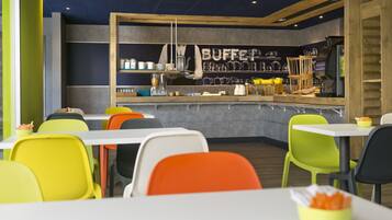 Petit déjeuner buffet (9.90 EUR par personne)