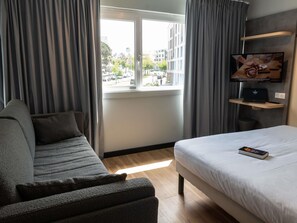 Escritorio, espacio para trabajar con laptop y cortinas blackout 