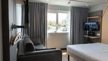 Schreibtisch, laptopgeeigneter Arbeitsplatz, Verdunkelungsvorhänge