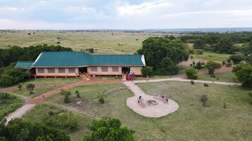 Breakfast, lunch, dinner served; international cuisine