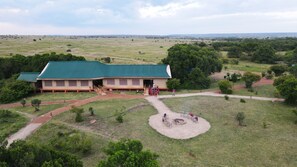 Breakfast, lunch, dinner served; international cuisine