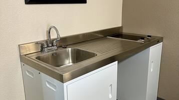 Habitación superior, 2 camas matrimoniales, cocineta (Standard 2 Queen) | Cocineta privada | Refrigerador, microondas y cafetera y tetera