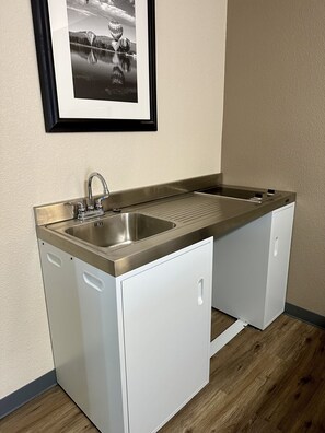 高级房, 2 张双人床, 简易厨房 (Standard 2 Queen) | 私人简易厨房 | 冰箱、微波炉、茶具/咖啡用具