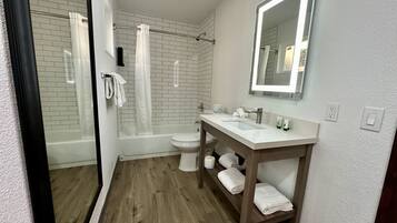 Apartment, Ensuite | Bathroom | Combined shower/tub, free toiletries, hair dryer, towels