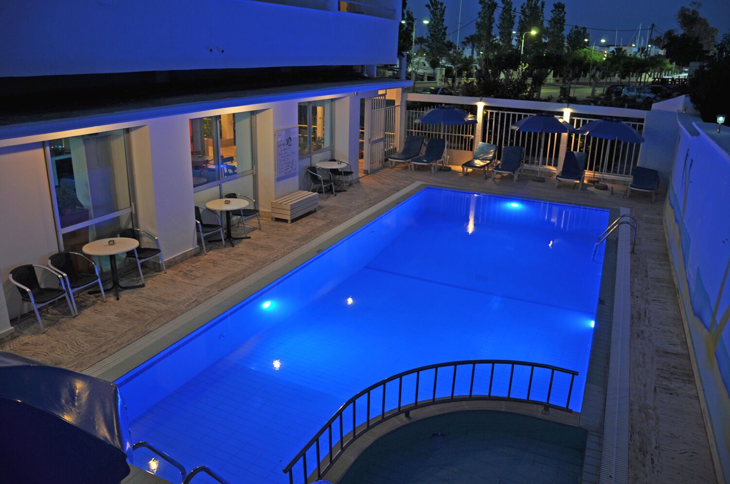 Outdoor pool, pool umbrellas, sun loungers