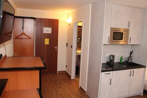 Premium bedding, desk, laptop workspace, blackout curtains - Landhotel Löwenbruch (Ludwigsfelde)