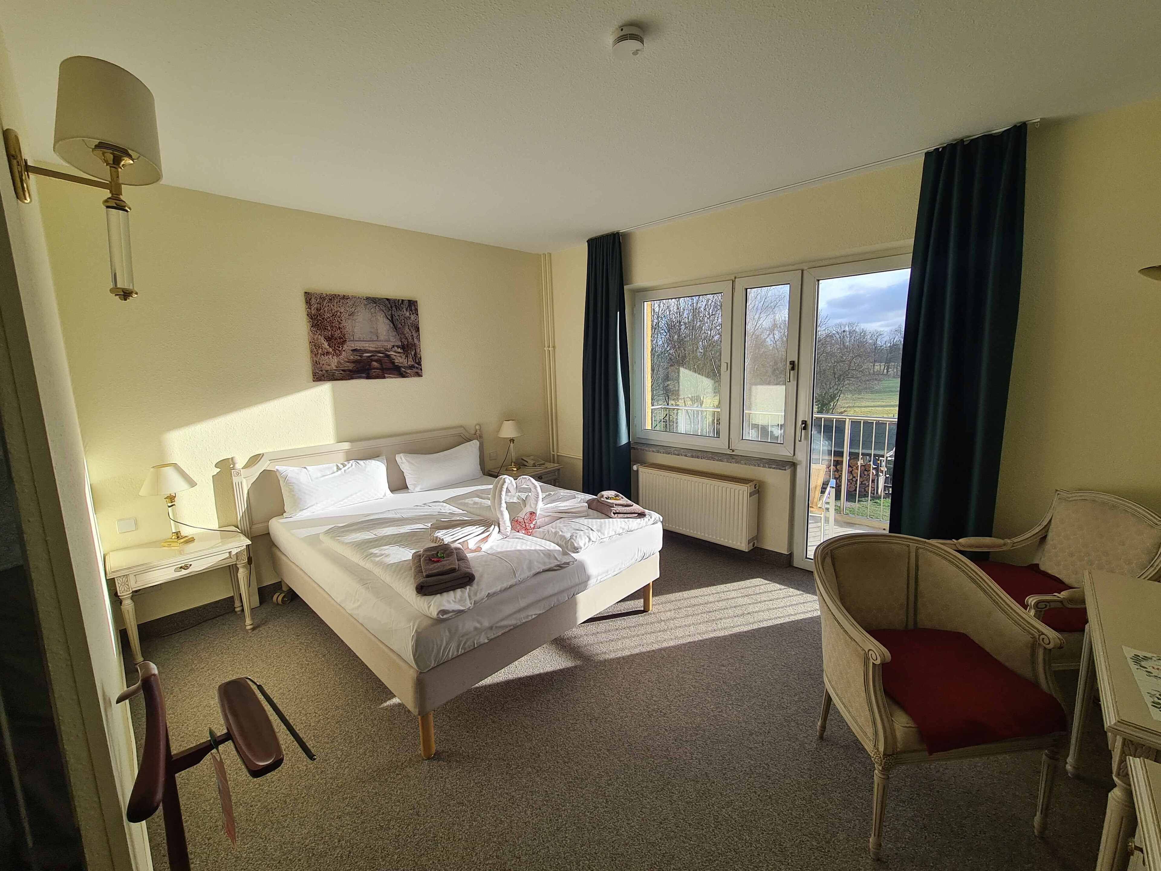 Premium-Doppelzimmer | Hochwertige Bettwaren, Schreibtisch, laptopgeeigneter Arbeitsplatz