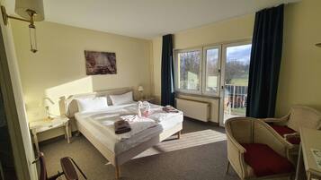 Premium-Doppelzimmer | Hochwertige Bettwaren, Schreibtisch, laptopgeeigneter Arbeitsplatz