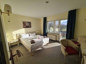 Kahden hengen premium-huone | Ylelliset vuodevaatteet, työpöytä