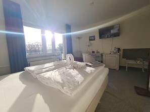 Phòng đôi Premium | Bộ đồ giường cao cấp, bàn, khu vực làm việc phù hợp cho laptop 