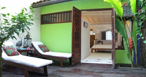 Una habitación con una cama, una ventana y una puerta que da a otra habitación.