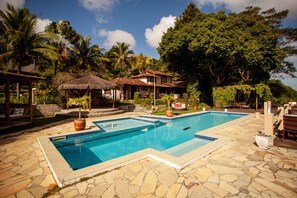 สระว่ายน้ำกลางแจ้ง เปิด 8:00 น. ถึง 22:00 น., ร่มริมสระว่ายน้ำ