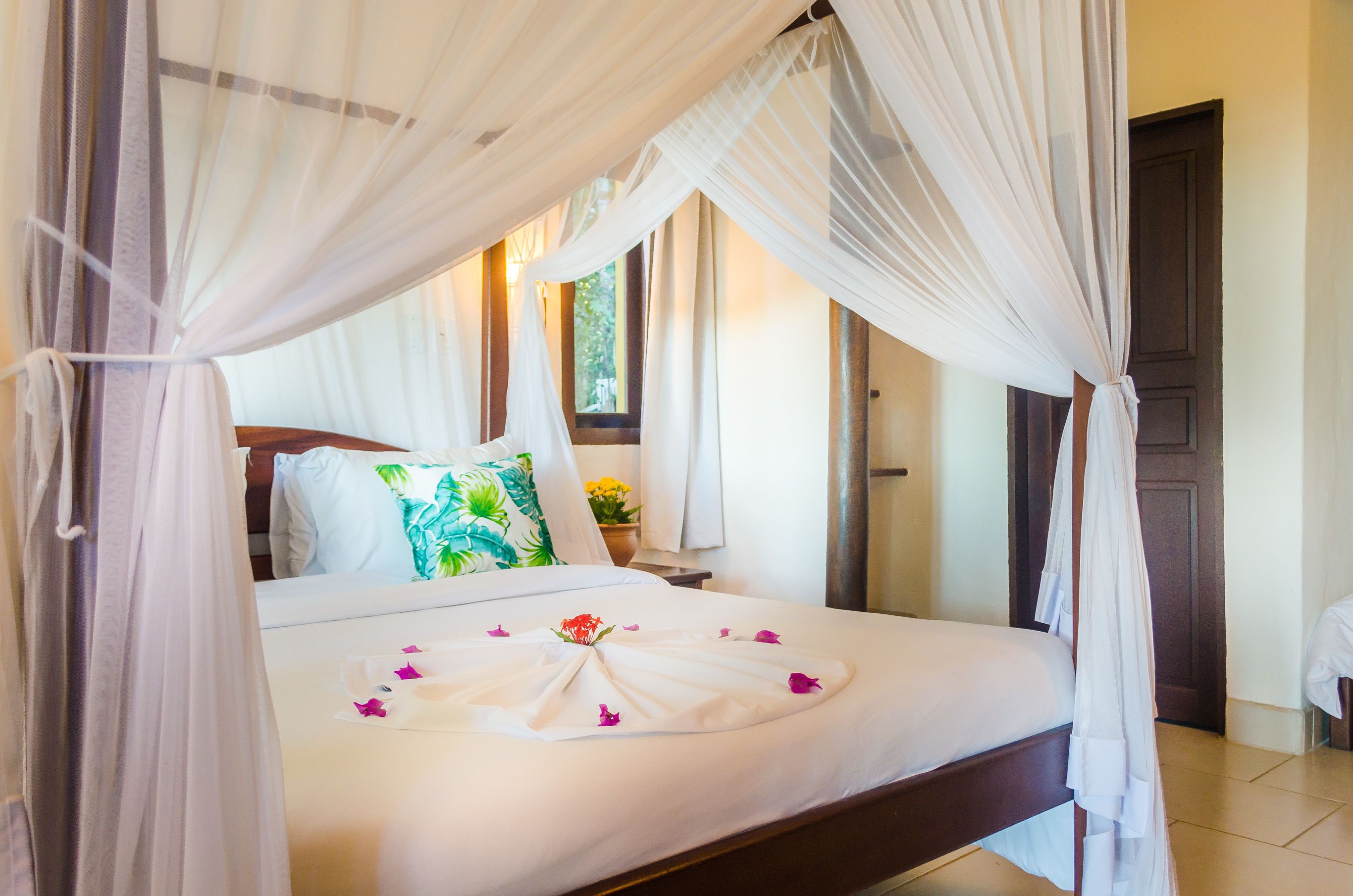 Roupas de cama premium, edredons de pluma, frigobar, cofres nos quartos