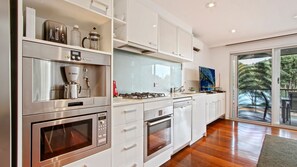 One Bedroom Spa Courtyard Apartment | Private kitchen | Fridge, microwave, stovetop, dishwasher - 5 Knots Metung (Metung)