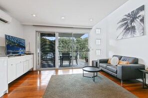 아파트, 침실 2개 | 거실 공간 | 평면 TV, DVD 플레이어