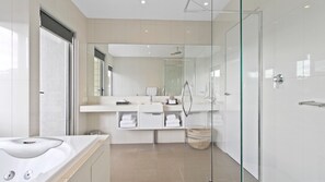 Appartement, 1 chambre | Salle de bain | Articles de toilette gratuits, sèche-cheveux, serviettes fournies