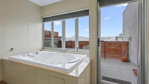 One Bedroom Spa Courtyard Apartment | Bathroom | Free toiletries, hair dryer, towels, toilet paper - 5 Knots Metung (Metung)