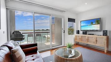 Luxe appartement, 1 slaapkamer, bad, uitzicht op baai | Uitzicht op het meer